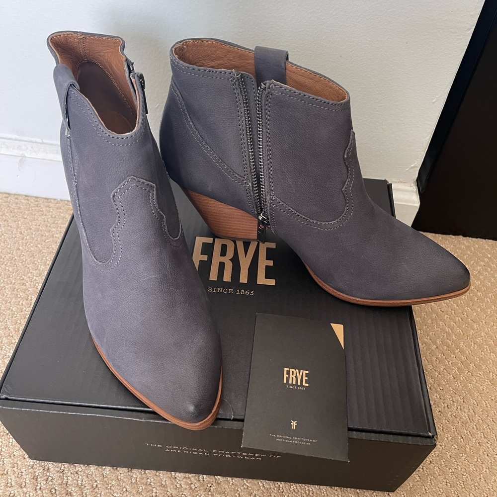 NWT FRYE Leather booties; Size 10; Gray w/ blue undertone.